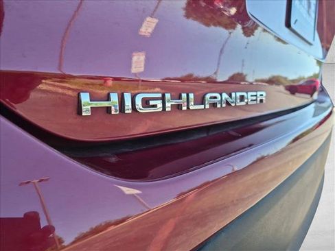 Used 2022 Toyota Highlander XLE FWD image 14