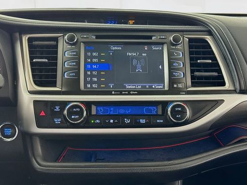 Used 2019 Toyota Highlander SE image 15