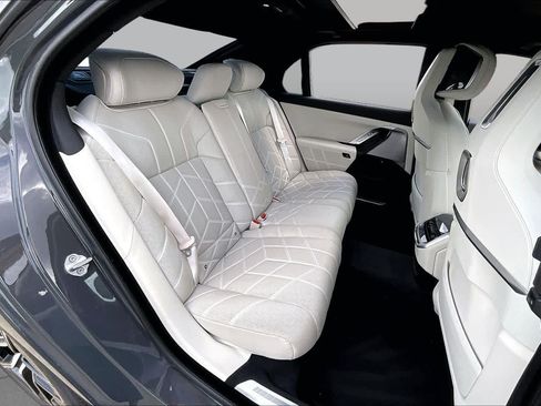 Used 2023 BMW 760i xDrive w/ Executive Package AWD/4WD image 18
