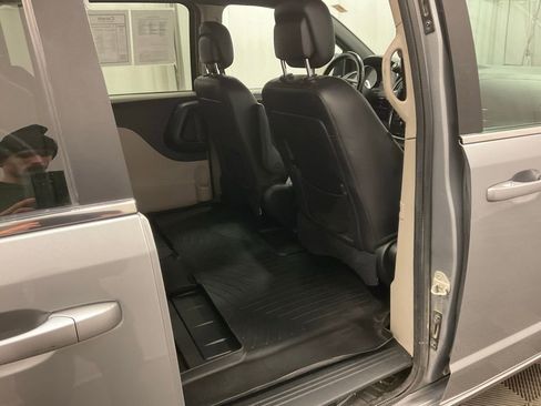 Used 2019 Dodge Grand Caravan SXT image 25