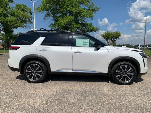 New 2026 Nissan Pathfinder Platinum FWD image 2