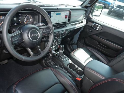 Used 2025 Jeep Gladiator Rubicon AWD/4WD image 17