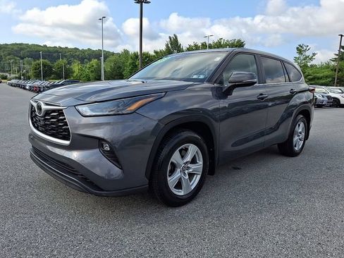 Used 2023 Toyota Highlander LE AWD/4WD image 3