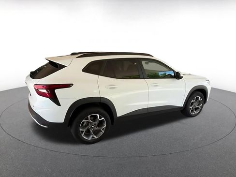 Used 2025 Chevrolet Trax LT FWD image 15