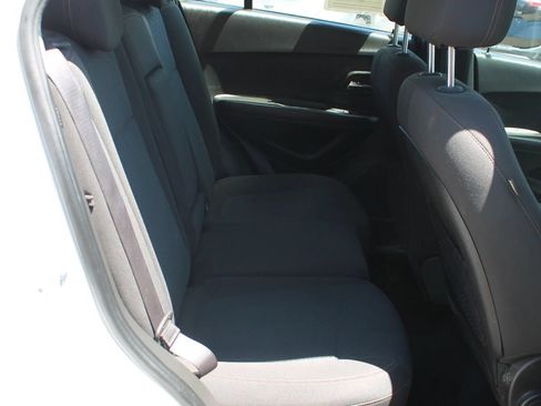 Used 2020 Chevrolet Trax LS FWD image 19