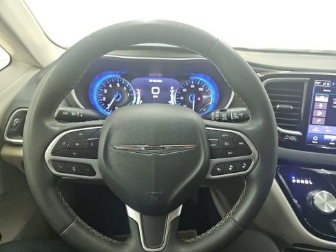 Used 2023 Chrysler Pacifica Touring-L FWD image 6