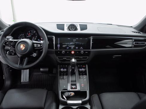 Certified 2026 Porsche Macan AWD/4WD image 13