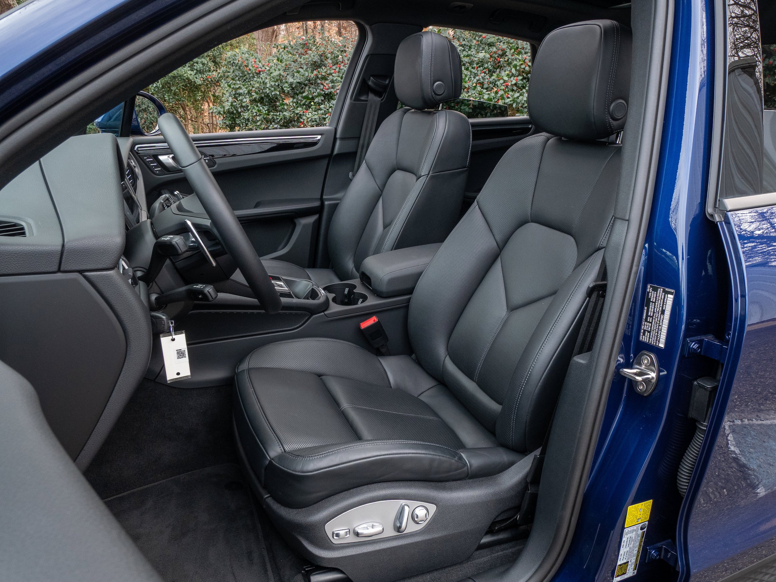 Certified 2025 Porsche Macan AWD/4WD image 5
