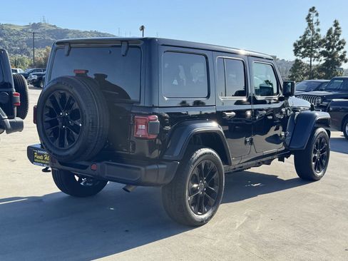 Certified 2025 Jeep Wrangler Unlimited Sahara w/ Safety Group AWD/4WD image 6