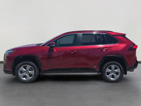 Used 2022 Toyota RAV4 XLE w/ XLE Grade Weather Package AWD/4WD image 2
