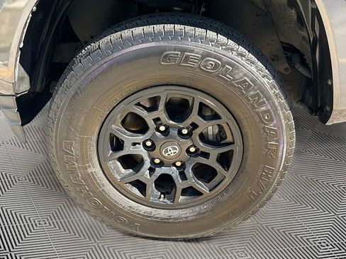 Used 2022 Toyota Tacoma SR5 w/ Technology Package image 31