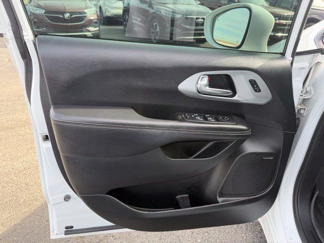 Used 2020 Chrysler Pacifica Limited FWD image 22