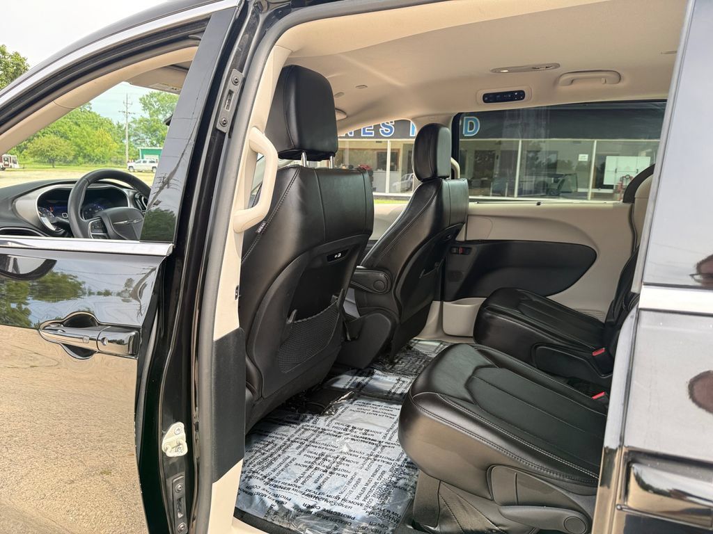 Used 2024 Chrysler Pacifica Touring-L FWD image 35