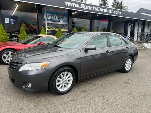 Used 2011 Toyota Camry XLE w/ SE/XLE Extra-Value Pkg FWD image 1