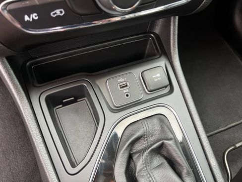 Used 2021 Jeep Cherokee Latitude Plus FWD image 20