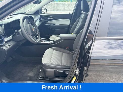 Used 2024 Chevrolet Trax LT FWD image 2