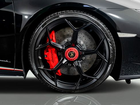 Used 2018 Lamborghini Huracan Performante AWD/4WD image 8