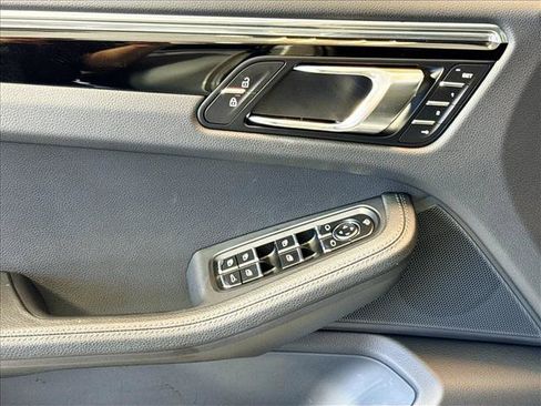 Certified 2026 Porsche Macan AWD/4WD image 11