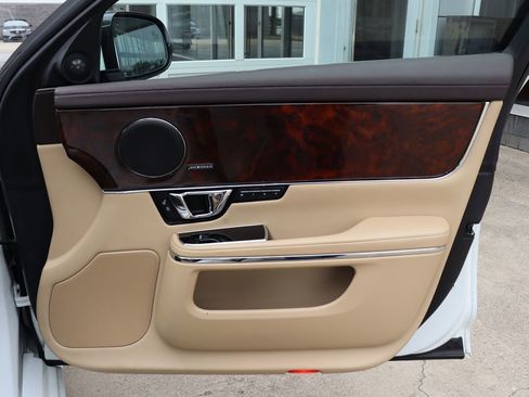 Used 2014 Jaguar XJ image 40