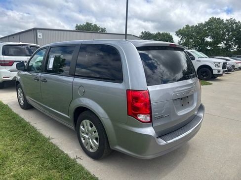 Used 2019 Dodge Grand Caravan SE w/ UConnect Hands-Free Group FWD image 2