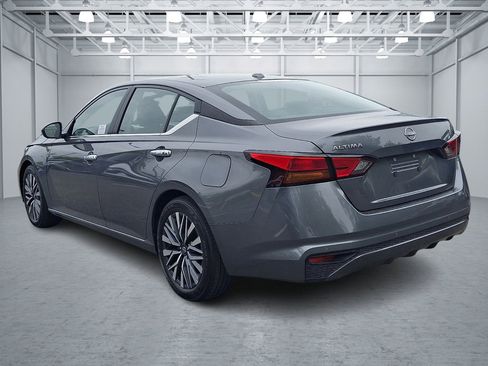 Used 2025 Nissan Altima 2.5 SV FWD image 3