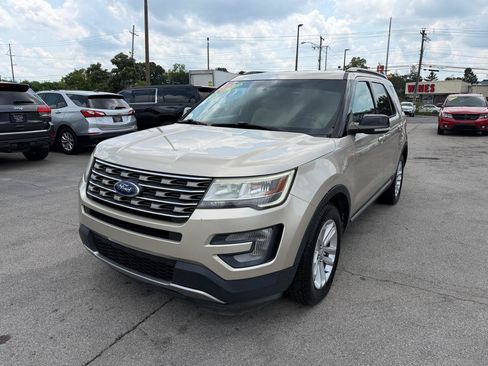 Used 2017 Ford Explorer XLT FWD image 7