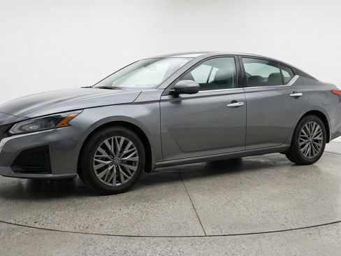 Used 2025 Nissan Altima 2.5 SV FWD image 2