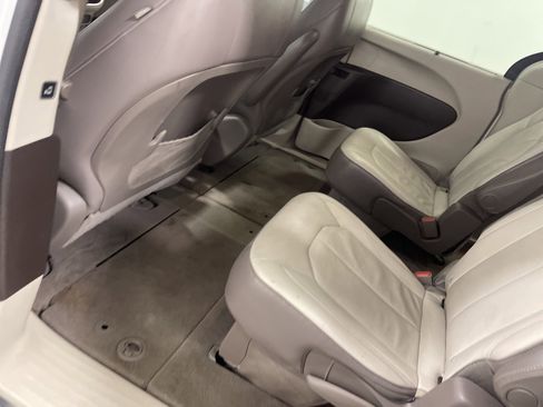 Used 2017 Chrysler Pacifica Touring-L image 15