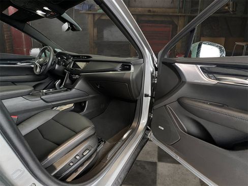 Used 2025 Cadillac XT5 Premium Luxury image 17