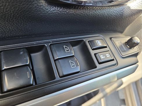 Used 2017 Nissan Titan SV image 15