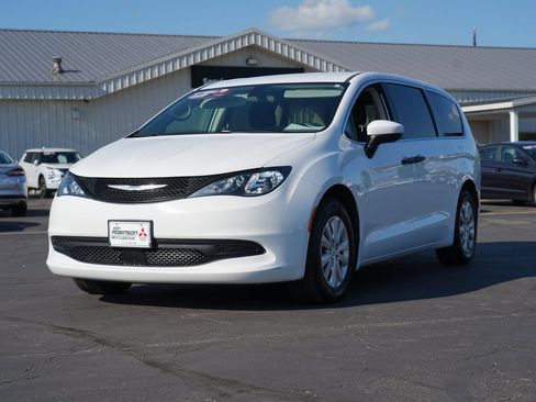 Used 2021 Chrysler Voyager L FWD image 7