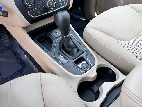 Used 2019 Jeep Cherokee Latitude w/ Popular Appearance Group FWD image 28