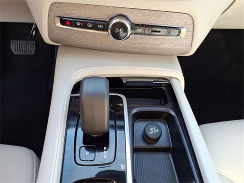 Used 2024 Volvo XC90 B6 Plus image 16