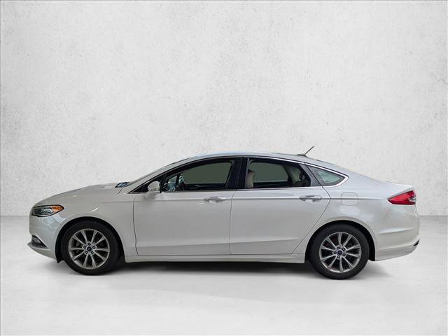 Used 2017 Ford Fusion SE FWD image 2
