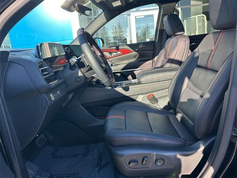 Used 2025 Chevrolet Traverse RS image 20