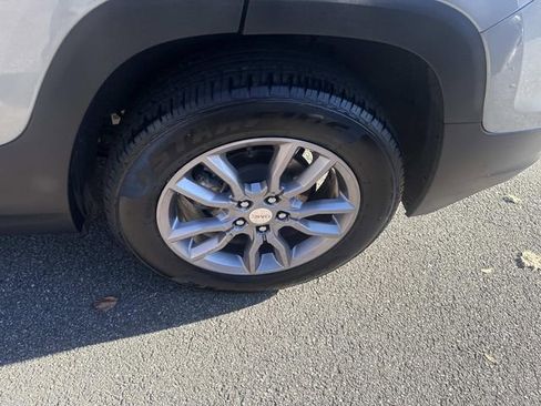 Used 2023 GMC Terrain SLT image 16