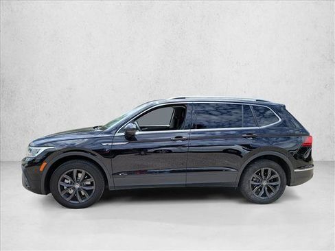 Used 2024 Volkswagen Tiguan SE w/ Panoramic Sunroof Package FWD image 8