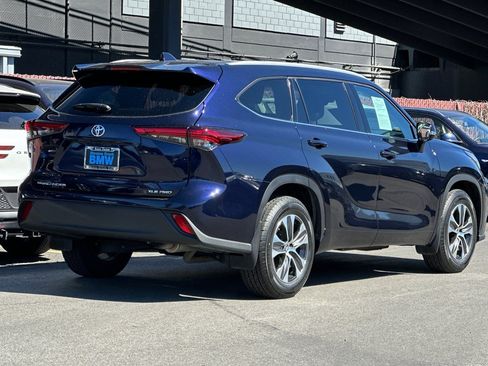 Used 2022 Toyota Highlander XLE AWD/4WD image 9