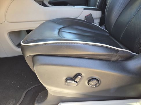 Used 2023 Chrysler Pacifica Limited FWD image 19