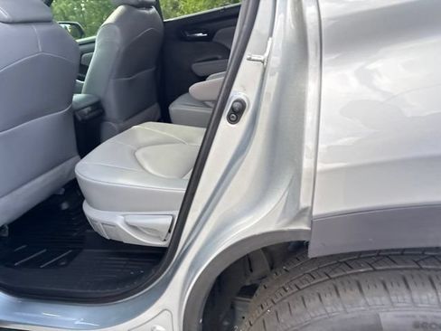 Used 2021 Toyota Highlander XLE AWD/4WD image 7