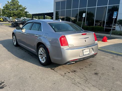 Used 2016 Chrysler 300 C RWD image 5