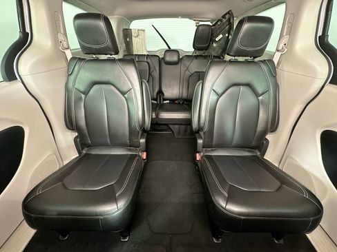 Used 2024 Chrysler Pacifica Touring-L FWD image 13