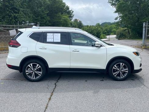 Used 2019 Nissan Rogue SV w/ Premium Package FWD image 2