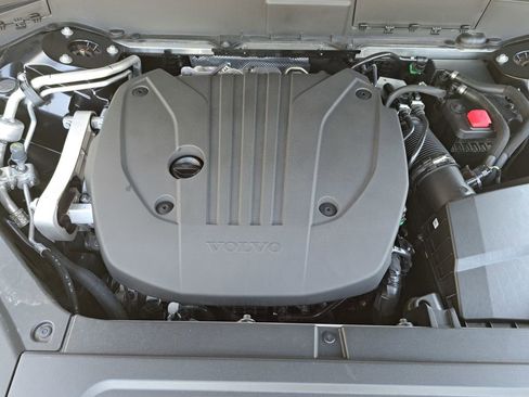 Used 2025 Volvo XC90 B5 Core AWD/4WD image 25