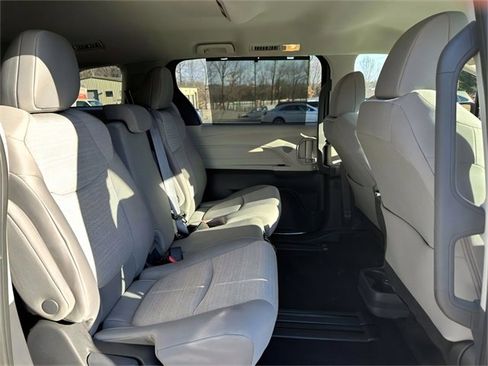 Used 2024 Toyota Sienna LE image 22