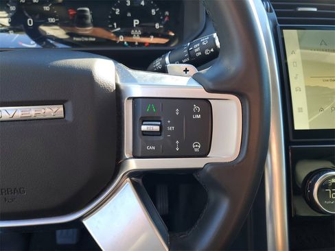 Used 2024 Land Rover Discovery S image 18