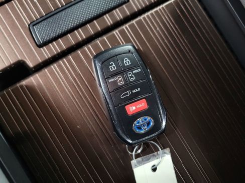 Used 2024 Toyota Sienna XLE w/ XLE Plus Package image 15