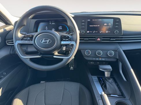 New 2025 Hyundai Elantra SE image 10