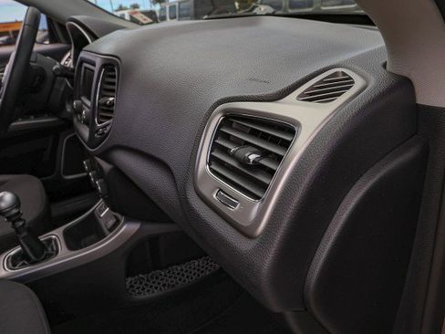 Used 2017 Jeep Compass Sport w/ Tech Group FWD image 31