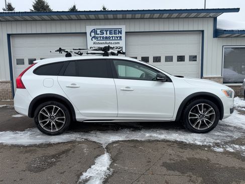 Used 2016 Volvo V60 T5 Cross Country Platinum w/ Climate Package image 2